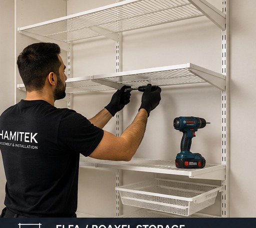 Walk-in closet med vit ELFA-inredning monterad av Hamitek